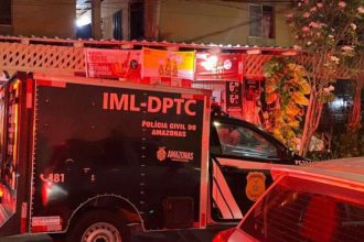 Veículo da polícia em cena de crime. IML-DPTC Polícia Civil do Amazonas.