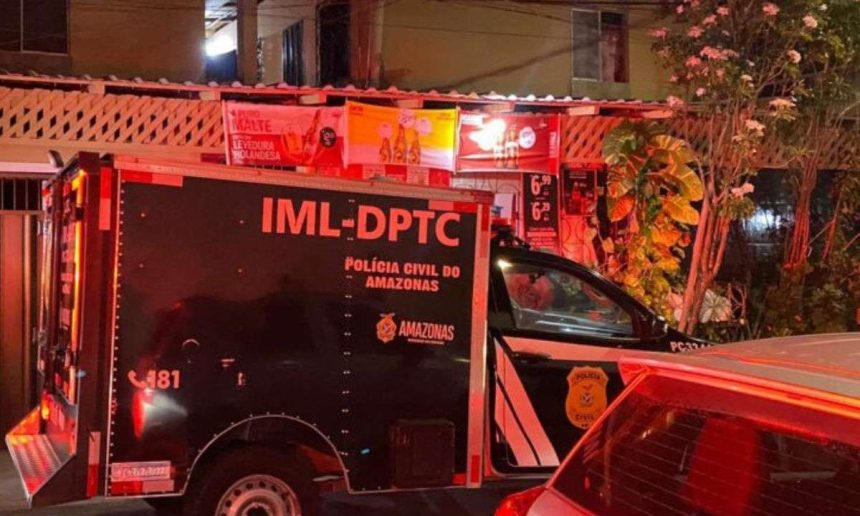 Veículo da polícia em cena de crime. IML-DPTC Polícia Civil do Amazonas.