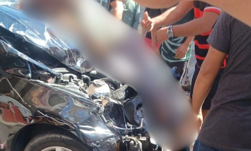 Veículo danificado em acidente de trânsito, com pessoas ao redor.