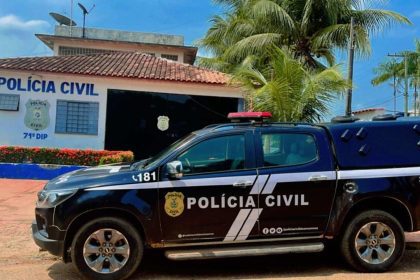 Viaturas da Polícia Civil em frente à delegacia, com a inscrição 'Polícia Civil'.