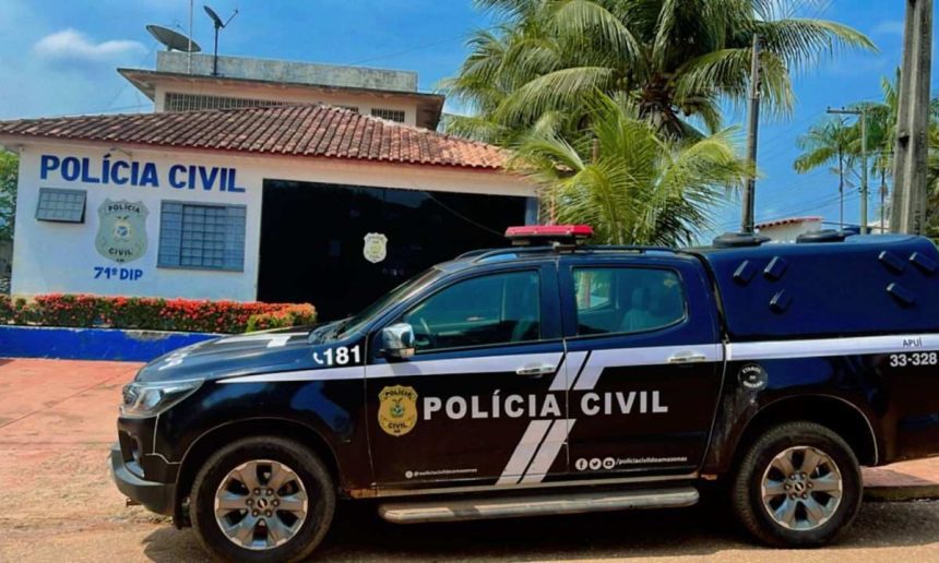 Viaturas da Polícia Civil em frente à delegacia, com a inscrição 'Polícia Civil'.