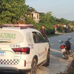 Viaturas da Polícia Militar do Amazonas em ação, com policiais em um cenário urbano.