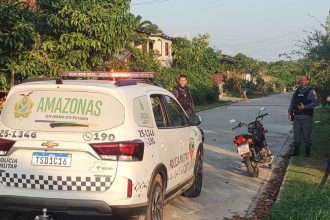 Viaturas da Polícia Militar do Amazonas em ação, com policiais em um cenário urbano.