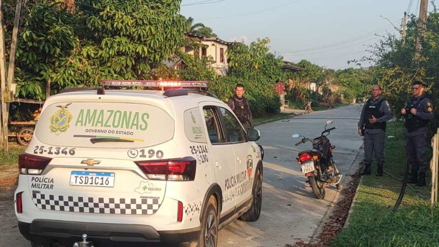 Viaturas da Polícia Militar do Amazonas em ação, com policiais em um cenário urbano.
