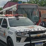 Viaturas da Polícia Militar e ônibus em ação na Avenida Nepal.