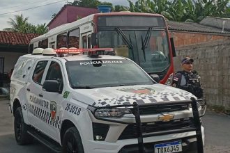 Viaturas da Polícia Militar e ônibus em ação na Avenida Nepal.