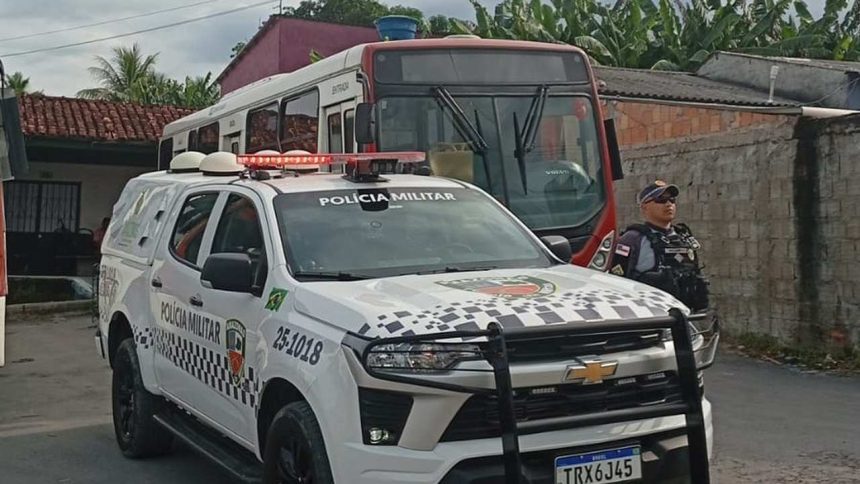Viaturas da Polícia Militar e ônibus em ação na Avenida Nepal.