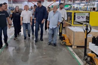 Visita à fábrica da Friovix em Manaus, com anúncio de nova linha de produção.