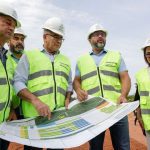 Vistoria da obra da AM-352 em Novo Airão, com Wilson Lima e equipe analisando planta.