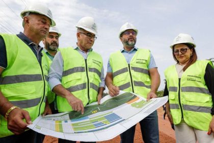 Vistoria da obra da AM-352 em Novo Airão, com Wilson Lima e equipe analisando planta.
