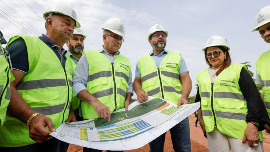 Vistoria da obra da AM-352 em Novo Airão, com Wilson Lima e equipe analisando planta.
