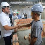 Wilson Lima cumprimenta trabalhador durante fiscalização em obras hospitalares.