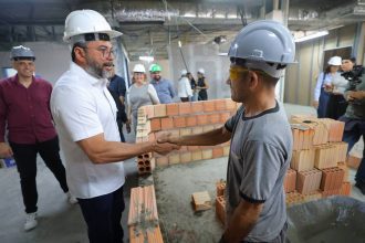Wilson Lima cumprimenta trabalhador durante fiscalização em obras hospitalares.