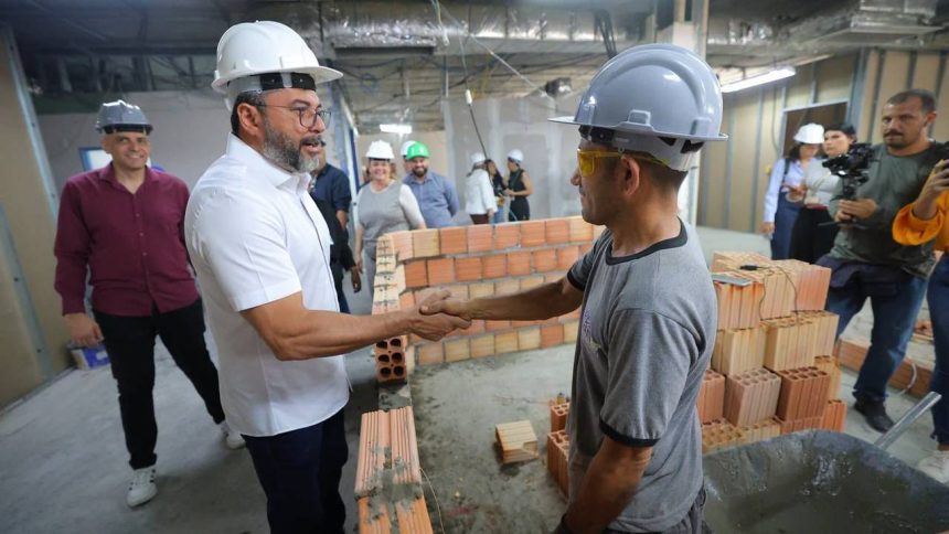 Wilson Lima cumprimenta trabalhador durante fiscalização em obras hospitalares.