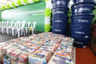 Wilson Lima entrega ajuda humanitária: cestas básicas e água para famílias em Canutama, Amazonas.