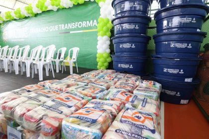 Wilson Lima entrega ajuda humanitária: cestas básicas e água para famílias em Canutama, Amazonas.