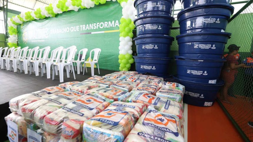 Wilson Lima entrega ajuda humanitária: cestas básicas e água para famílias em Canutama, Amazonas.