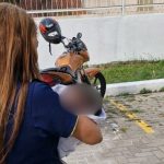 Bebê de um mês é resgatada das ruas com mãe usuária de drogas em Manaus