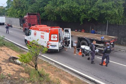 Acidente envolvendo motocicleta de app deixa duas pessoas feridas em Manaus