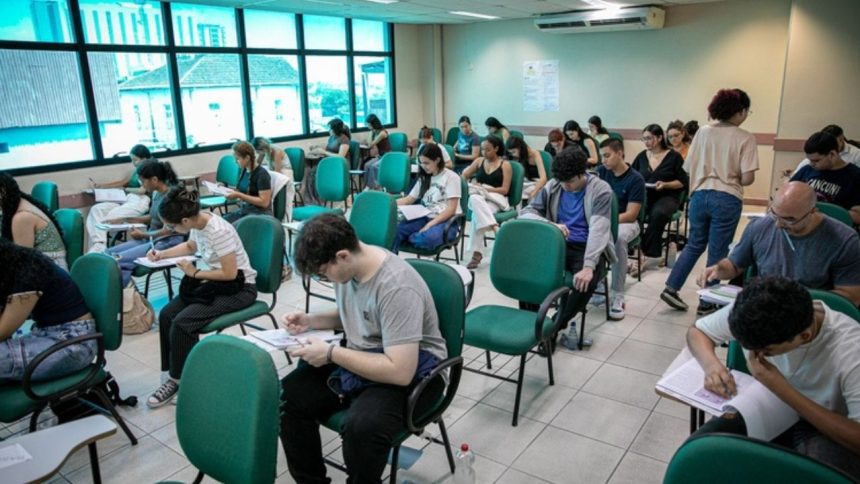 Mais de 11 mil candidatos não comparecem ao primeiro dia do Vestibular da UEA