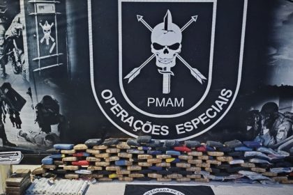 Carro é interceptado em estacionamento de supermercado em Manaus com 146 kg de drogas