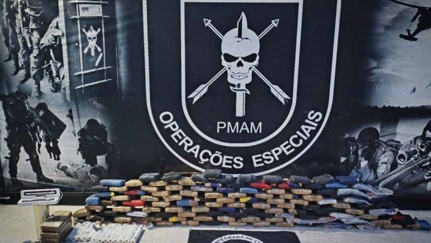 Carro é interceptado em estacionamento de supermercado em Manaus com 146 kg de drogas