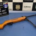 Homem é preso tentando vender rifle sem registro em Lábrea