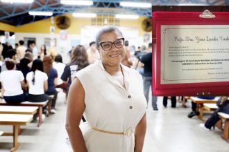 Educadora da rede estadual recebe título de professora do ano da Associação Brasileira de Ensino de Biologia