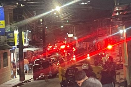 Confronto entre policiais e moradores é registrado durante abordagem na Compensa