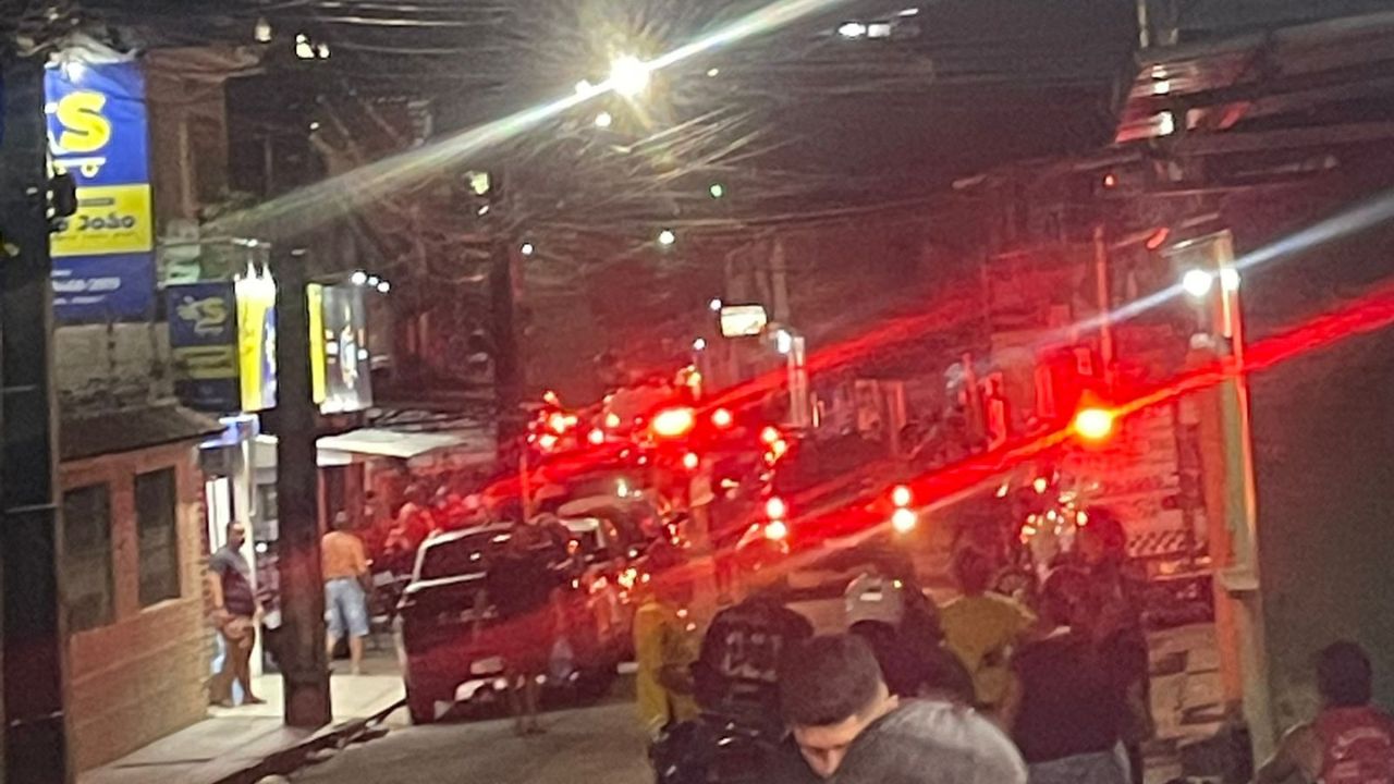 Confronto entre policiais e moradores é registrado durante abordagem na Compensa