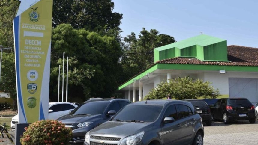 Homem é preso após ex descobrir rastreador em carro e ser seguida até delegacia em Manaus