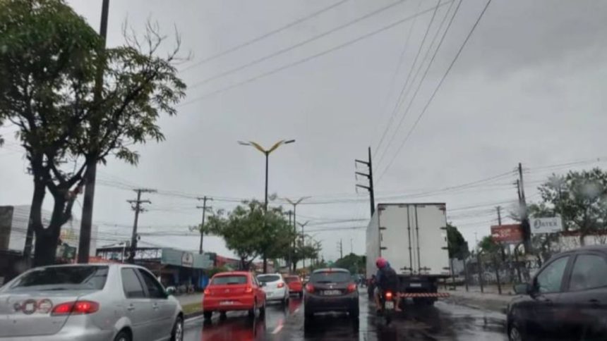 Manaus registra forte chuva e Defesa Civil faz alerta para tempestades no interior do AM