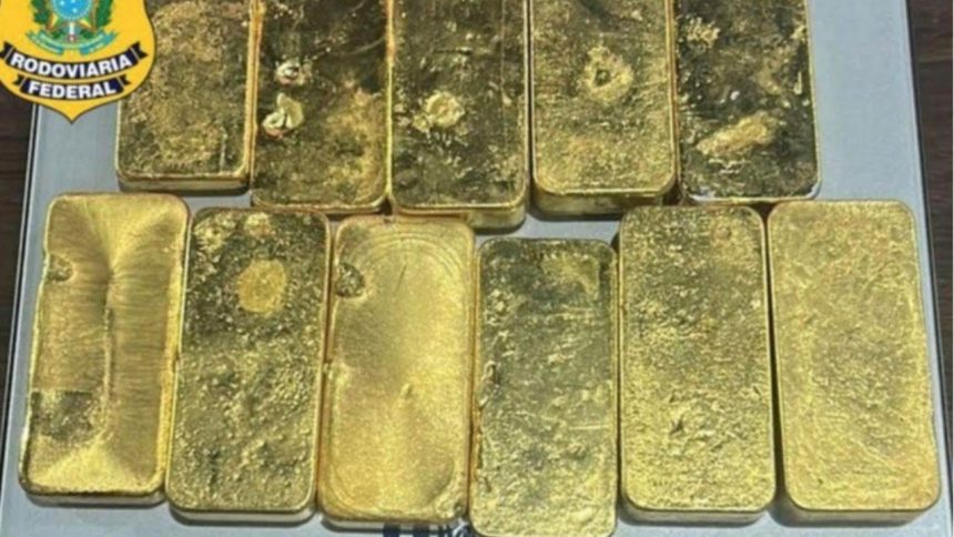 Uma caminhonete que transportava 10 quilos de ouro avaliados em aproximadamente R$ 7 milhões foi interceptada por equipes de fiscalização na BR-401