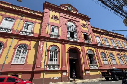 "BiblioTour" leva público a conhecer a Biblioteca Pública do Amazonas
