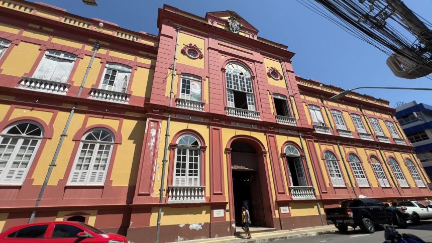 "BiblioTour" leva público a conhecer a Biblioteca Pública do Amazonas