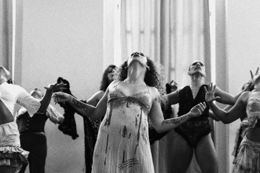 Espetáculo de dança "Cabaré Chinelo" estreia no Teatro Amazonas