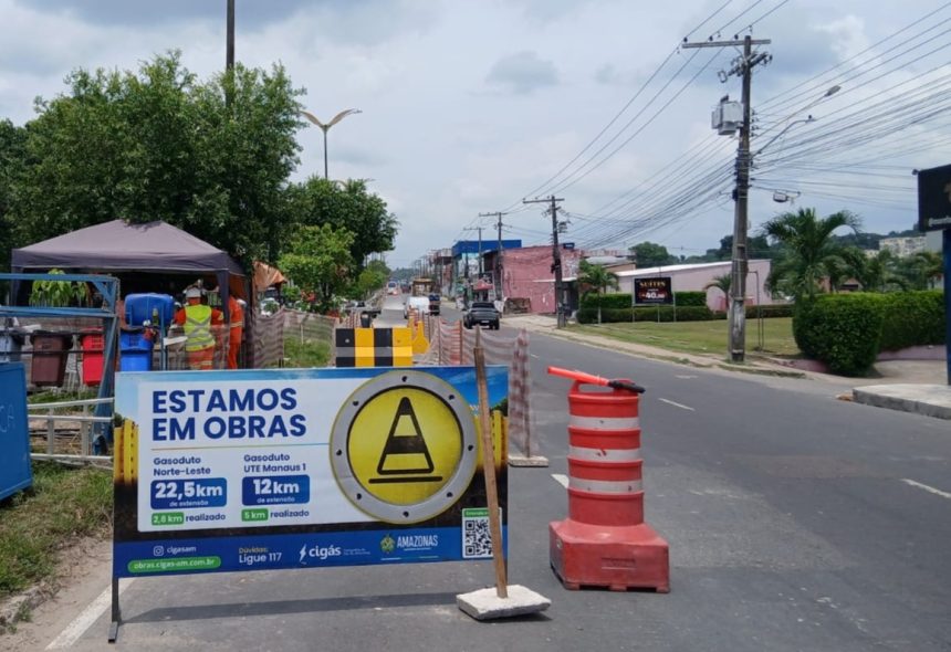 Obra do gasoduto Norte-Leste interdita avenida no Monte das Oliveiras