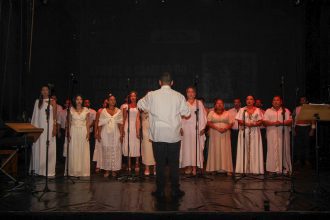 Coral Akalanto leva “Rock In Coro” no Teatro Gebes Medeiros