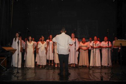 Coral Akalanto leva “Rock In Coro” no Teatro Gebes Medeiros