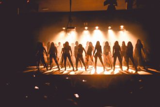 Espetáculo “Deliér” no Teatro La Salle em um palco de força, delírio e liberdade feminina