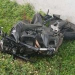 Acidente de moto na Avenida das Torres, com a moto danificada em meio à grama, próximo a um muro.