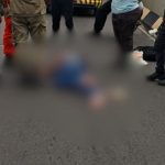 Acidente de trânsito em Manaus: mulher caída na avenida, cercada por socorristas e policial.