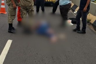 Acidente de trânsito em Manaus: mulher caída na avenida, cercada por socorristas e policial.