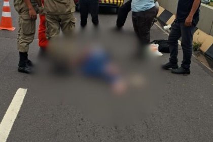 Acidente de trânsito em Manaus: mulher caída na avenida, cercada por socorristas e policial.