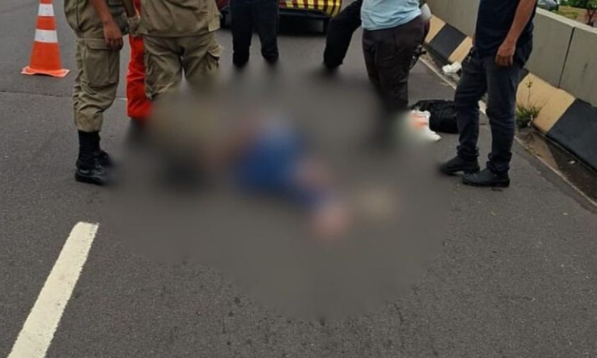 Acidente de trânsito em Manaus: mulher caída na avenida, cercada por socorristas e policial.