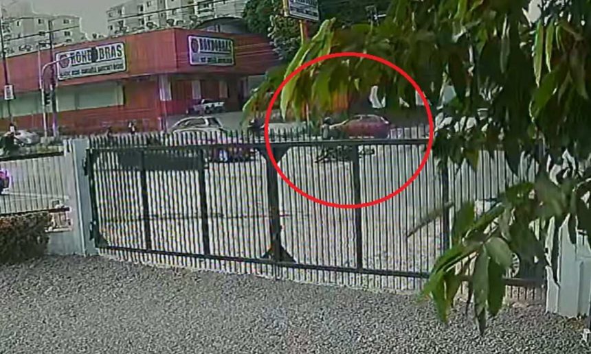 Acidente na Avenida Max Teixeira, com carro vermelho visível.