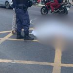 Acidente na Avenida Max Teixeira: mulher coberta por lençol após colisão com ônibus.