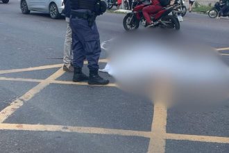 Acidente na Avenida Max Teixeira: mulher coberta por lençol após colisão com ônibus.