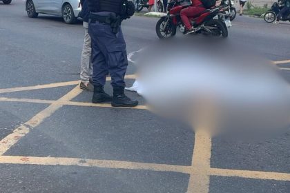 Acidente na Avenida Max Teixeira: mulher coberta por lençol após colisão com ônibus.