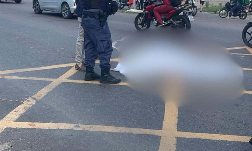 Acidente na Avenida Max Teixeira: mulher coberta por lençol após colisão com ônibus.